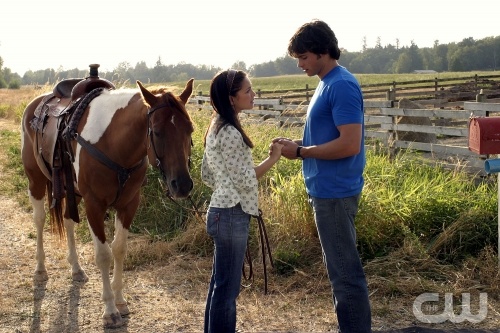 TheCW Staffel1-7Pics_144.jpg - SMALLVILLE"Phoenix" (Episode #302)Image #SM302-2377Pictured (left to right): Kristin Kreuk as Lana Lang, Tom Welling as Clark KentPhoto Credit: © The WB/David Gray